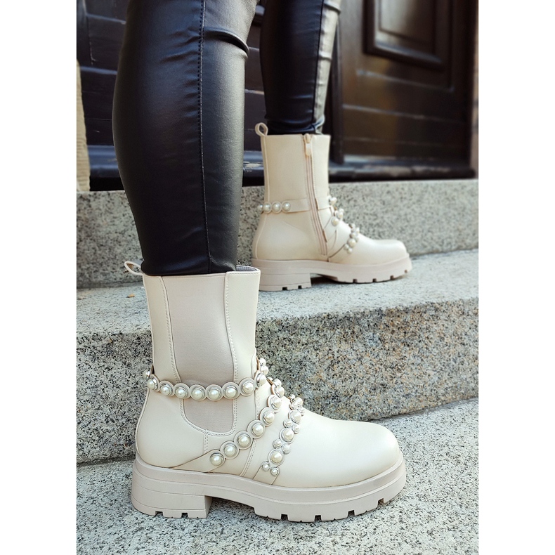 Beigefarbene Damenstiefeletten mit dekorativen Accessoires 2