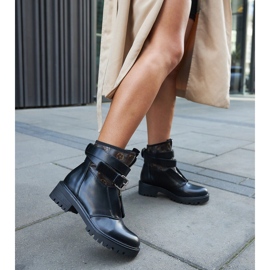 Schwarze Stiefel mit dekorativem Domus-Riemen 2