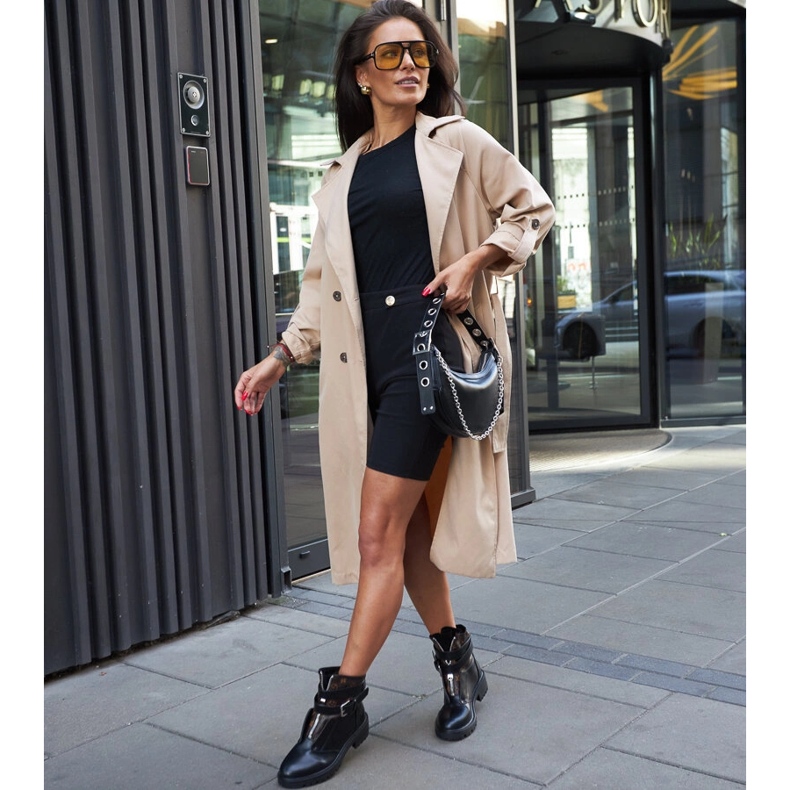 Schwarze Stiefel mit dekorativem Domus-Riemen 1