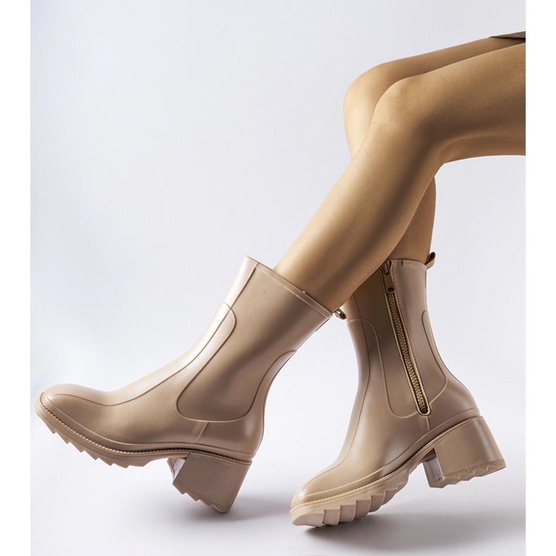 Beigefarbene Gummistiefel mit Reißverschluss und Maggiore-Block 1