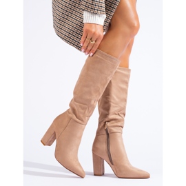 Klassische beige Stiefel für Damen auf dem Shelovet-Pfosten aus ökologischem Wildleder braun 1