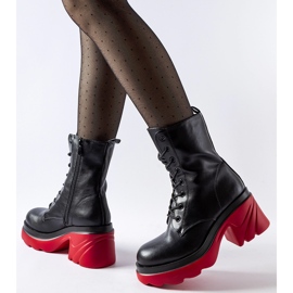 Schwarze isolierte Schuhe mit rotem Absatz 1