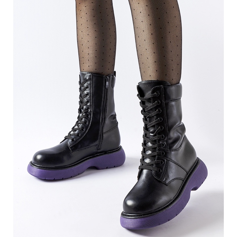 Schwarze isolierte Schuhe mit lila Sohle Beata 1