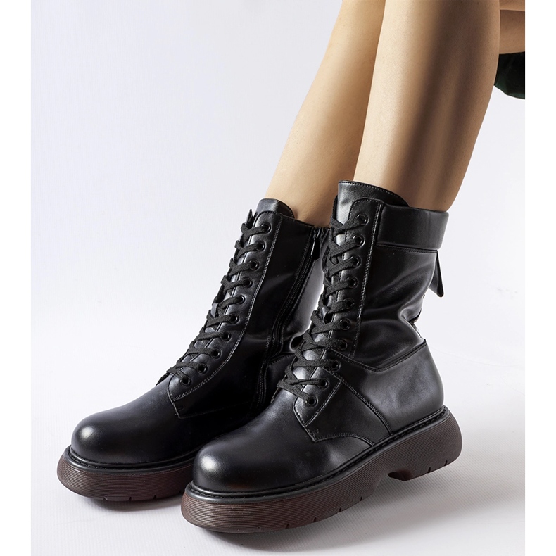 Schwarze isolierte Stiefel mit brauner Sohle Beata 1