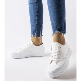 Weiße Turnschuhe auf einer dicken Fortunata-Plattform 1