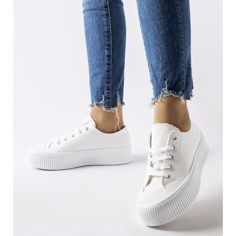 Weiße Turnschuhe auf einer dicken Fortunata-Plattform 1