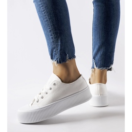 Weiße Turnschuhe auf einer dicken Fortunata-Plattform 2