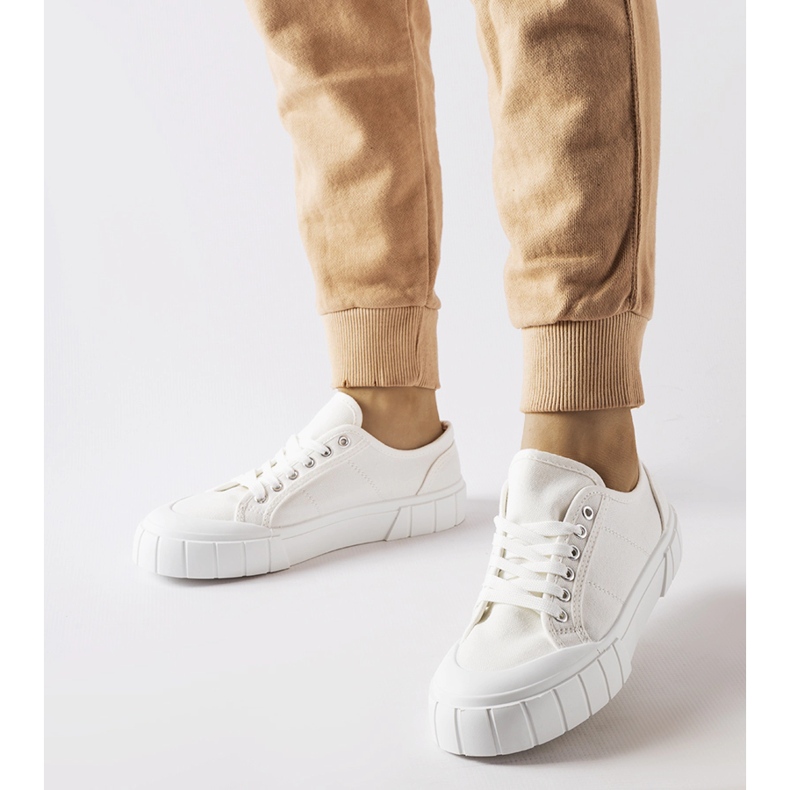 Weiße Turnschuhe auf einer dicken Egidio-Plattform 1