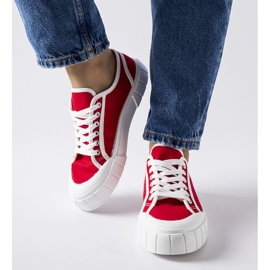 Rote Turnschuhe auf einer dicken Egidio-Plattform 1