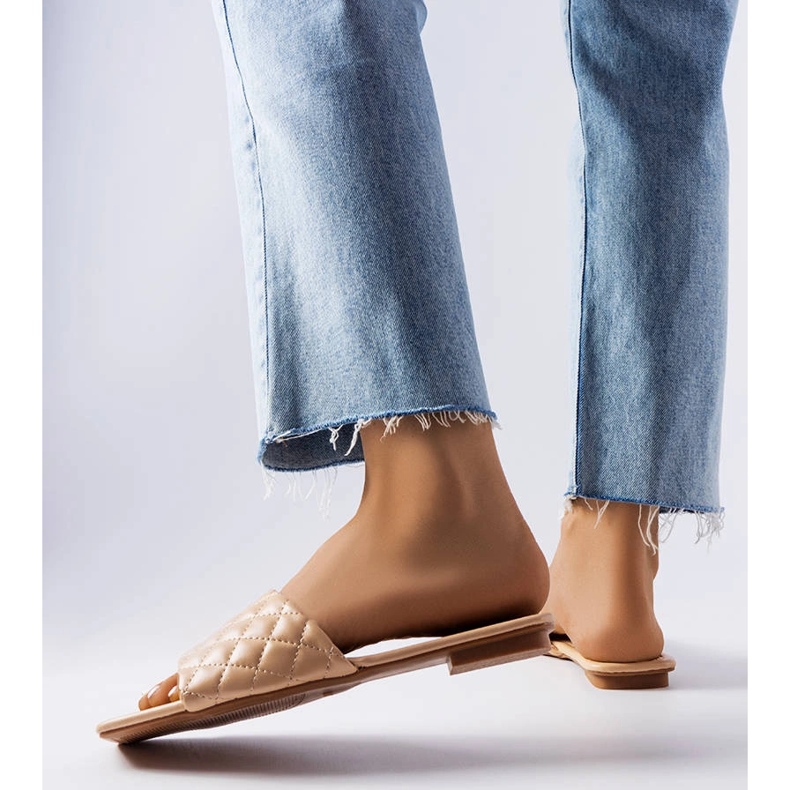 Beigefarbene, elegante Flip-Flops mit Steppung von Labrie 1