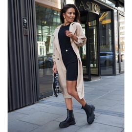 Schwarze Stiefeletten mit sichtbarem Moriano-Profil 1