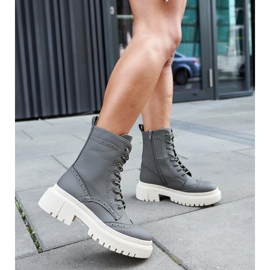 Grüne Stiefel mit Nicla-Nähten verziert 2