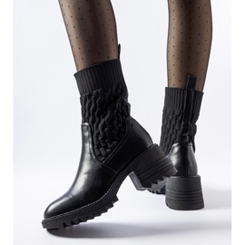 Schwarze Sockenstiefeletten mit Buckley-Prägung 1