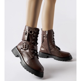 Braun isolierte Arbeiter mit einer Tasche von Manzoni 1