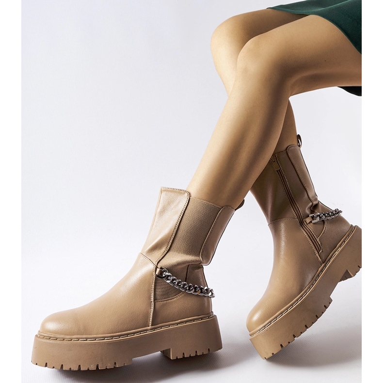 Beigefarbene Stiefeletten, verziert mit einer Guglielmo-Kette 1