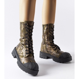 Grüne, isolierte Arbeitsstiefel im Tarnmuster von Cardinale 1