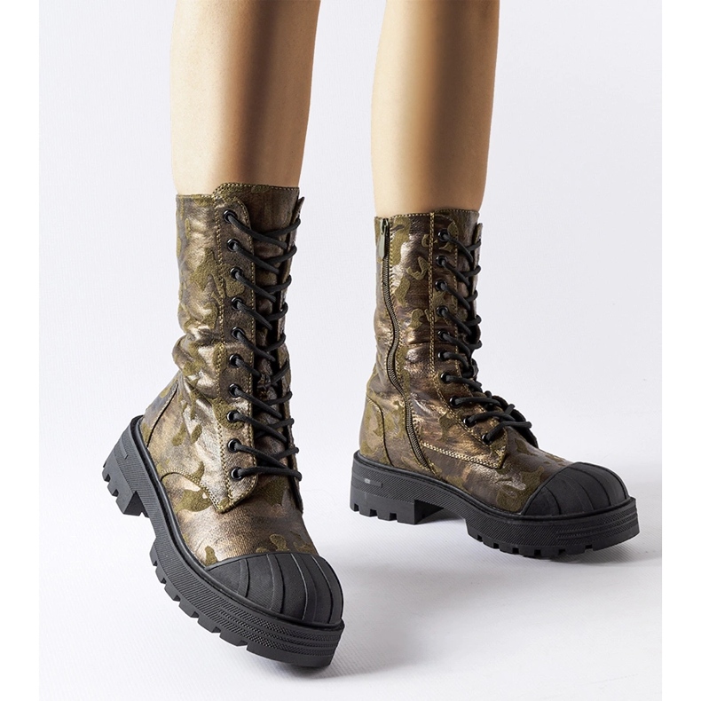 Grüne, isolierte Arbeitsstiefel im Tarnmuster von Cardinale 1