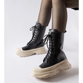 Schwarze Arbeiterschuhe mit dicker beiger Crosia-Sohle 1