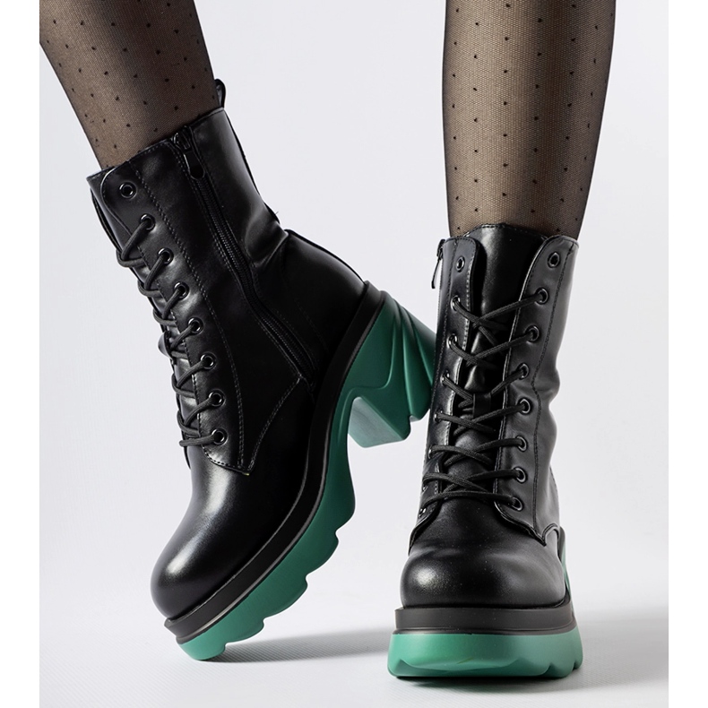 Schwarz isolierte Arbeiter an einer Costa-Seestange 1