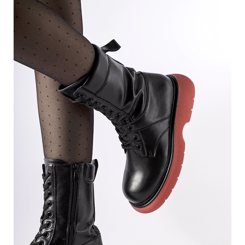 Schwarze isolierte Stiefel mit rosa Beata-Sohle 2