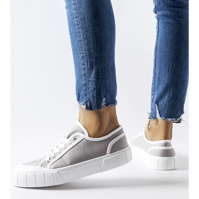 Graue Turnschuhe auf einer dicken Egidio-Plattform 1