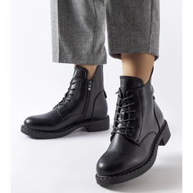 Schwarze asymmetrische flache Stiefel von Solza 1
