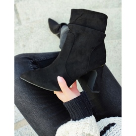 Schwarze Damenstiefel auf einem verzierten Pfosten 2