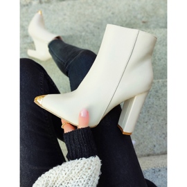 Beigefarbene Damenstiefel mit dekorativer Spitze 2