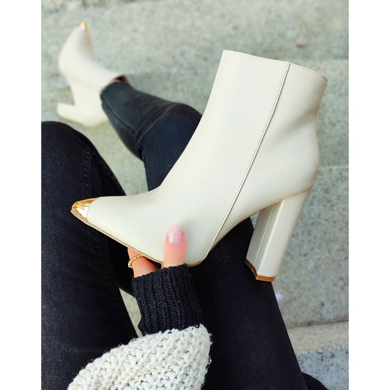 Beigefarbene Damenstiefel mit dekorativer Spitze 2