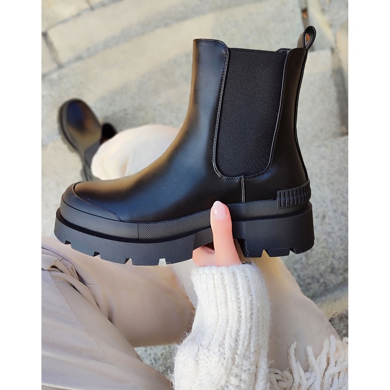 Schwarze Damenstiefel mit schwarzer Sohle 2