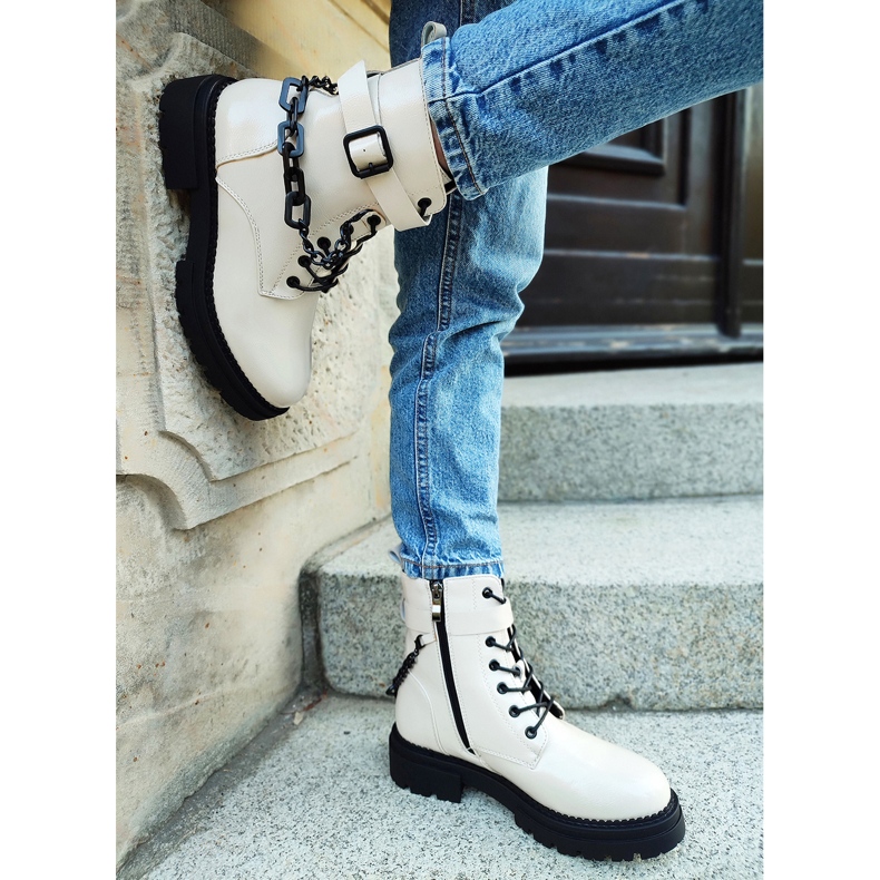 Beige lackierte Damen-Arbeiterstiefel mit abnehmbarer Kette 2