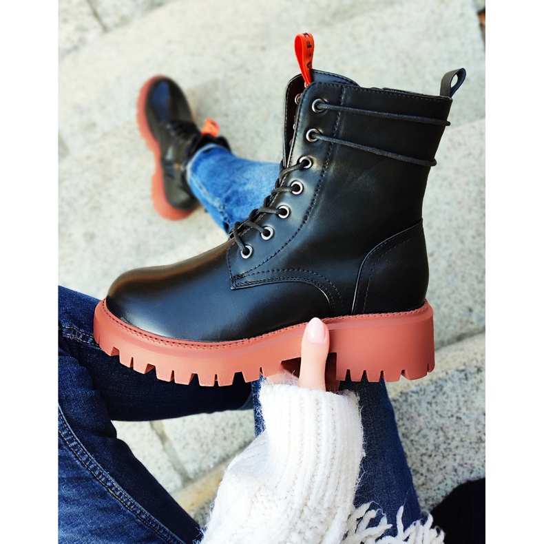 Schwarze Arbeiterinnen mit einem farbenfrohen Zusatz 2