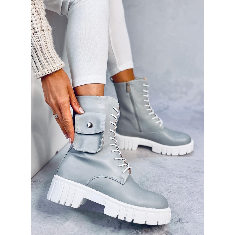 Arbeiter mit einer Handtasche von Maruna L. GREY grau 2