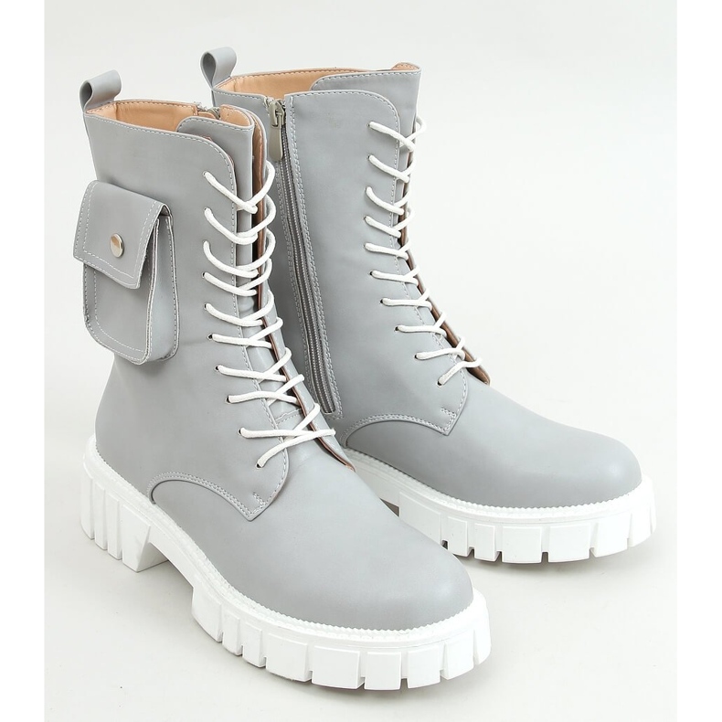 Arbeiter mit einer Handtasche von Maruna L. GREY grau 1