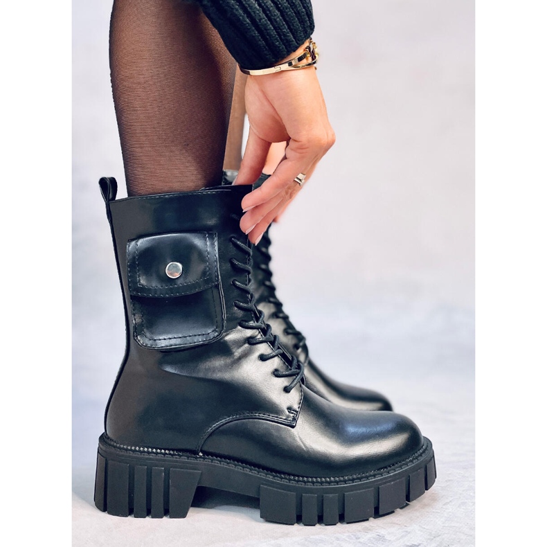 Arbeiter mit einer Maruna Black-Geldbörse schwarz 1