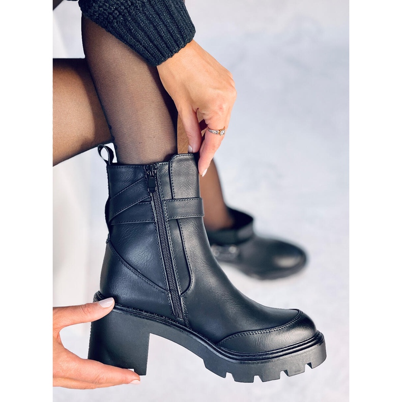 Carter Schwarze Stiefel mit breitem Absatz 1