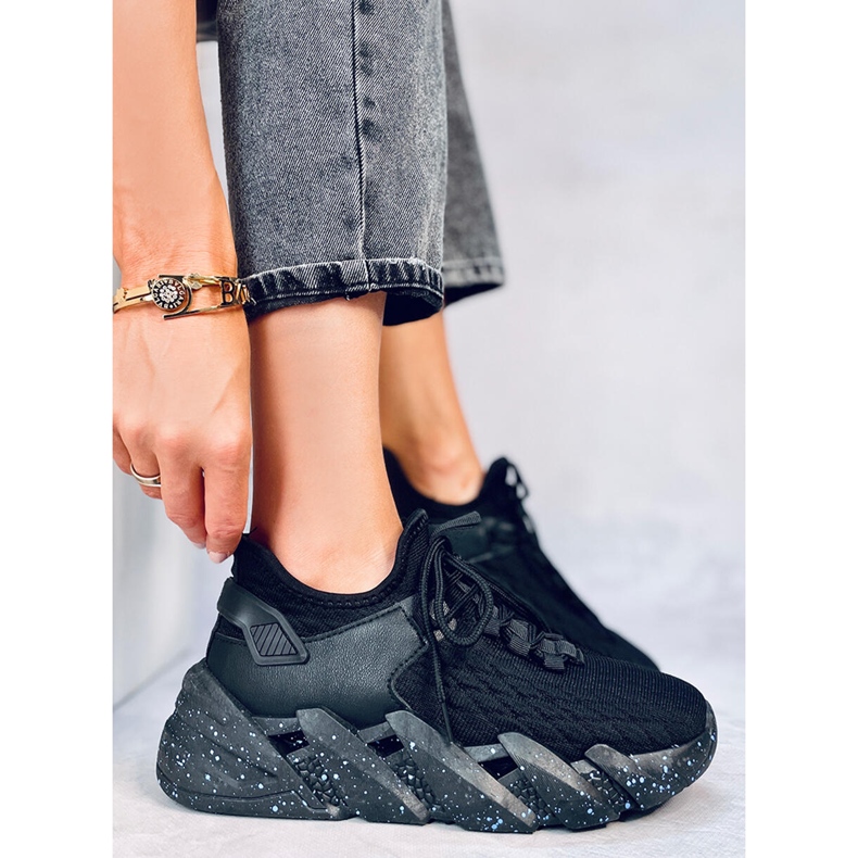 Indu Sportschuhe mit schwarzen Socken 1