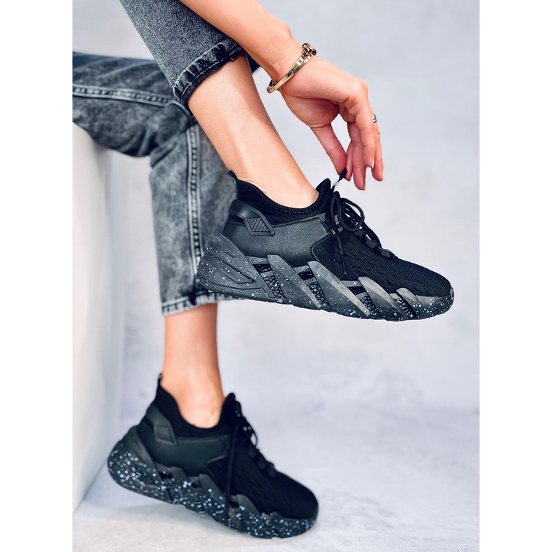 Indu Sportschuhe mit schwarzen Socken 2