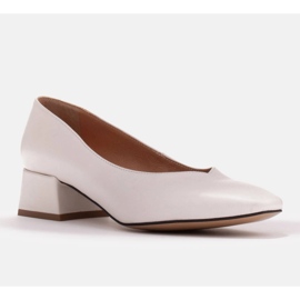 Marco Shoes Pumps aus weißem Narbenleder mit V-Ausschnitt 2