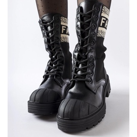 Schwarze Sockenschuhe mit weißer Daria-Aufschrift 1