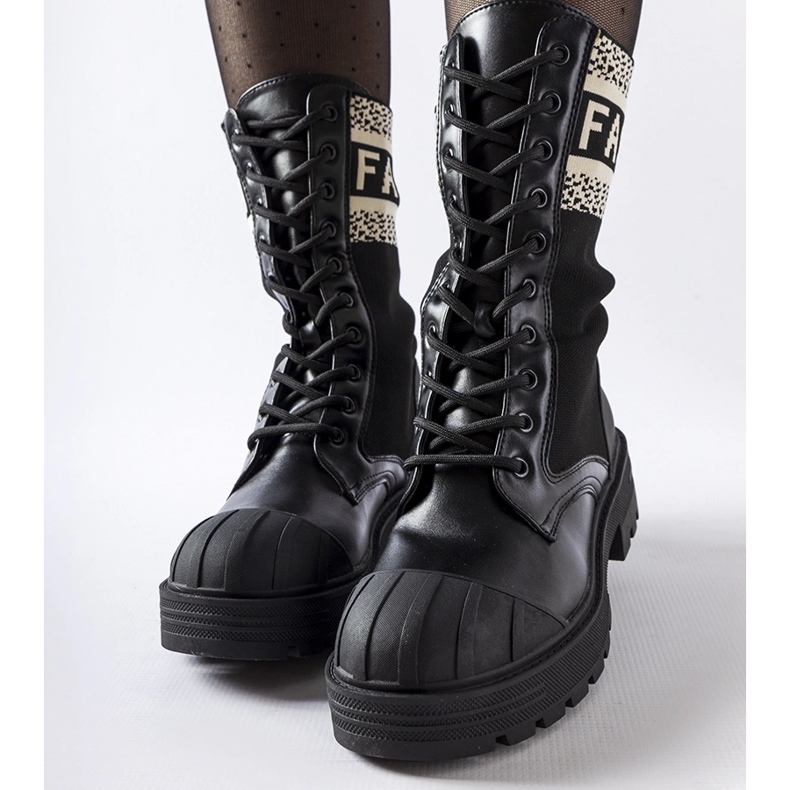 Schwarze Sockenschuhe mit weißer Daria-Aufschrift 1