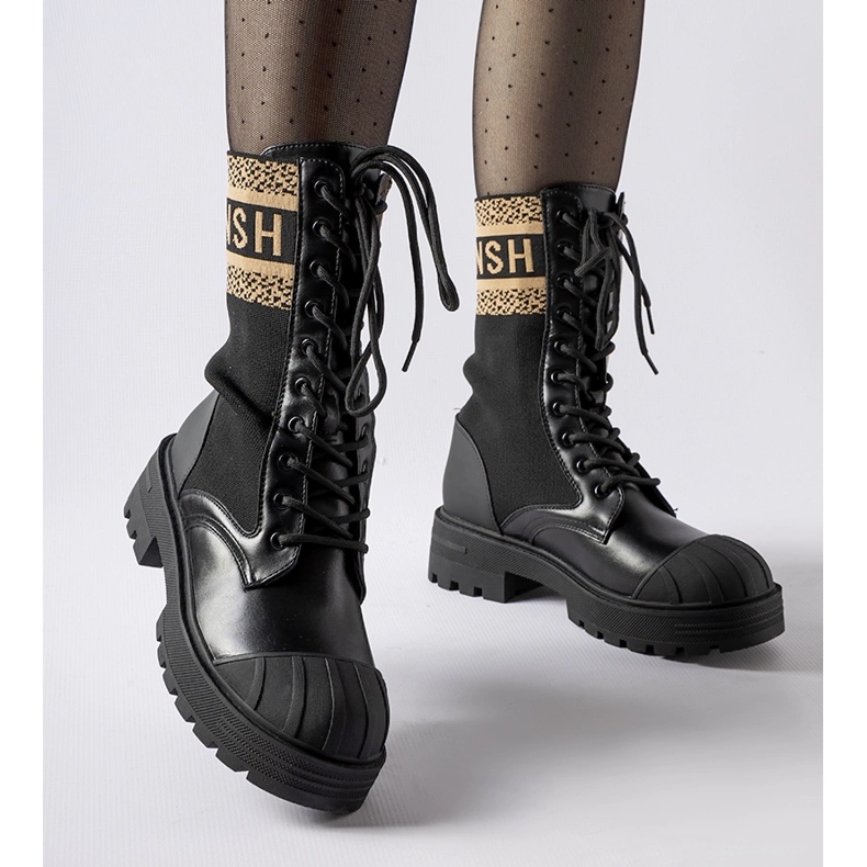 Schwarze Sockenschuhe mit brauner Daria-Aufschrift 1