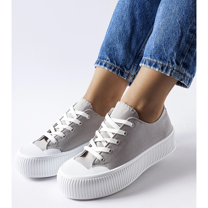 Graue Turnschuhe auf einer dicken Fortunata-Plattform 1