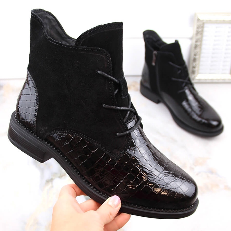 Isolierte schwarze Stiefel aus Lackleder und Wildleder T.Sokolski 722 1