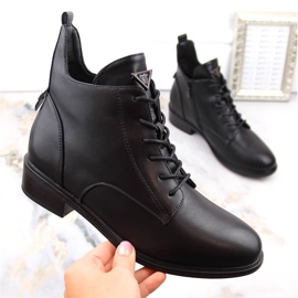 Schwarze isolierte Stiefeletten mit flachem Absatz von Filippo DBT4822 1