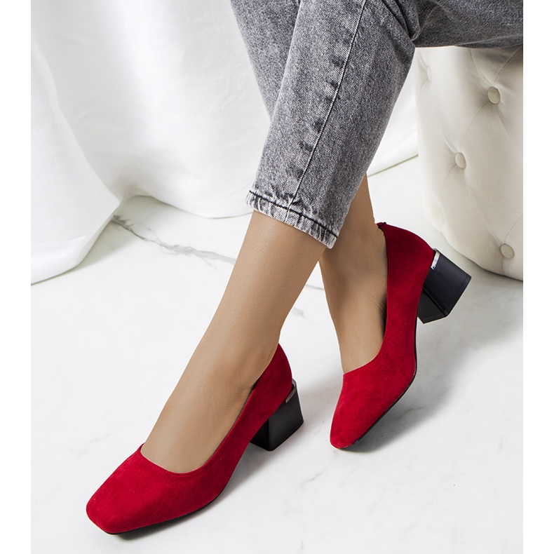 Rote Pumps an der Bloor-Säule 1