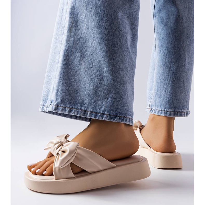 Beige Plateausandalen mit Schleife von Edvard 1