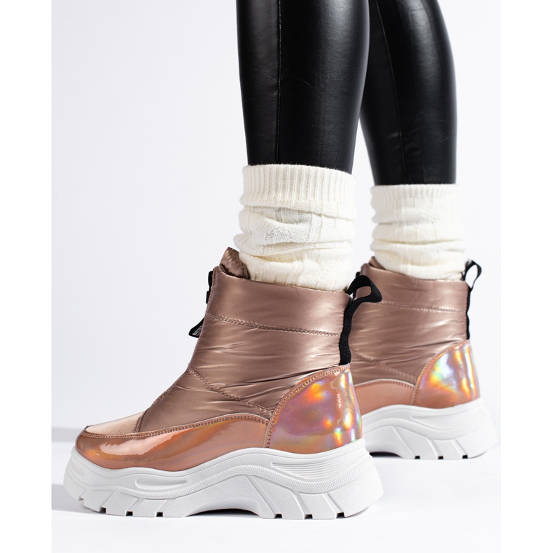 Schneeschuhe auf der VINCEZA-Plattform golden 1