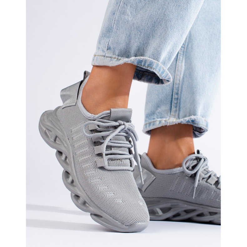 TRENDI Graue leichte Turnschuhe 1