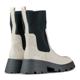 Worker-Stiefel aus beigem Lackleder mit flexiblem Obermaterial 1